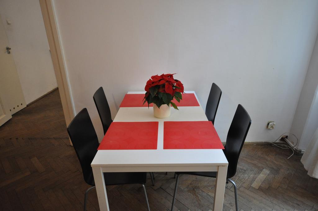 Hostel Yellow Краків Екстер'єр фото